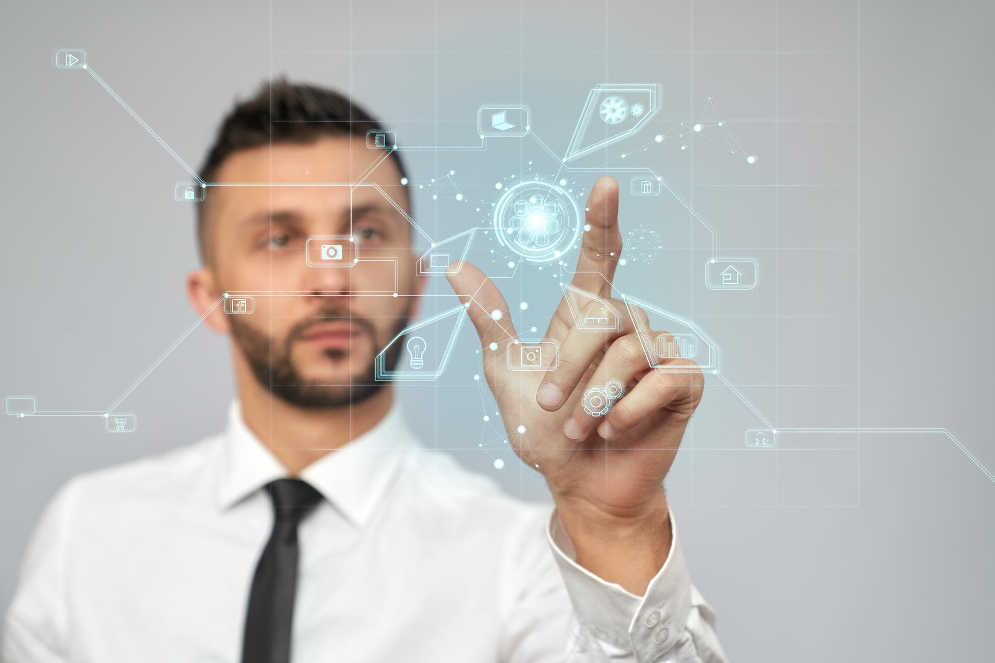 Profesional interactuando con una interfaz digital