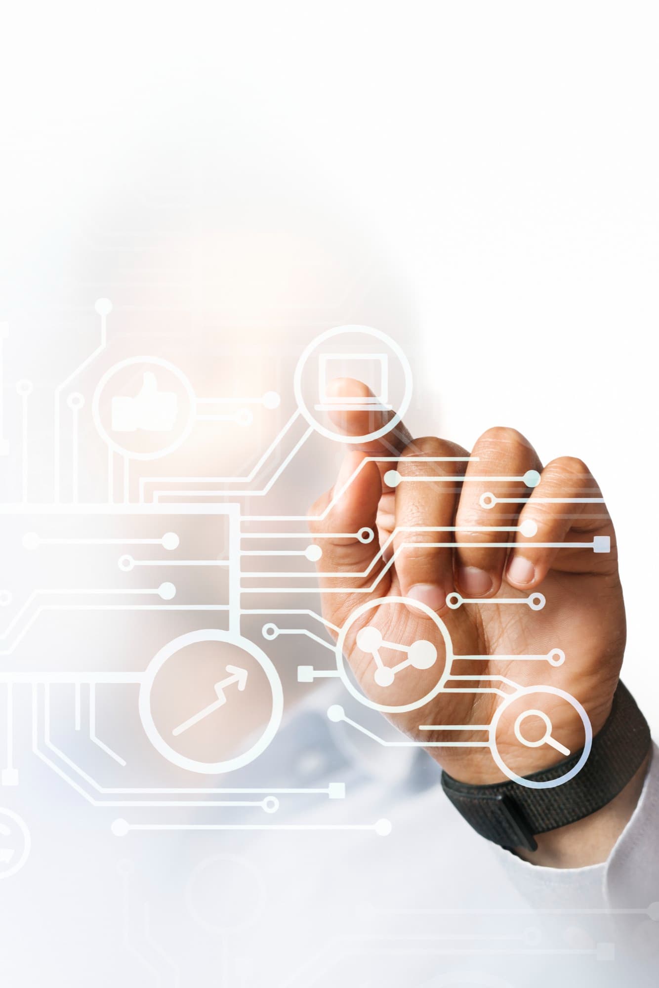 Mano sobre un circuito digital